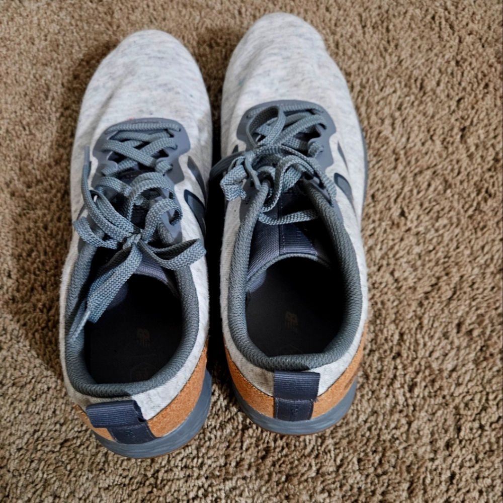 NB men tennis shoes size 11